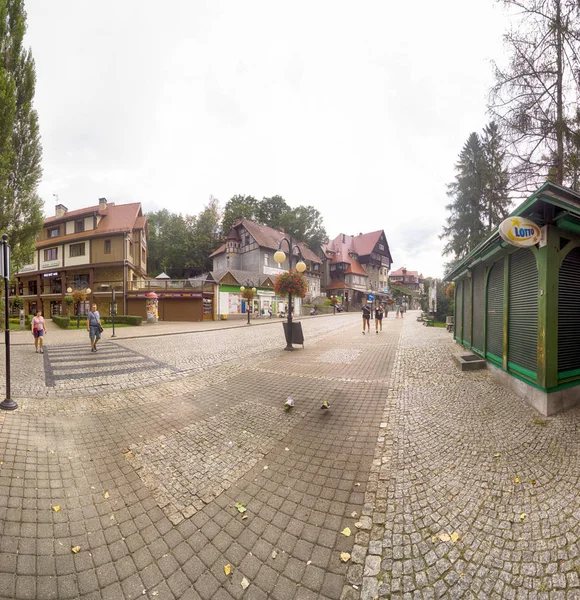 Polanica Zdroj, Polonya - 26 Ağustos 2019: Polanica Zdroj, polonya'nın güneyinde modern donanımlı sağlık tesisleri ve hastalar ve turistler için geliştirilmiş bir yerleşim altyapısı ile bir kaplıca kasabasıdır.