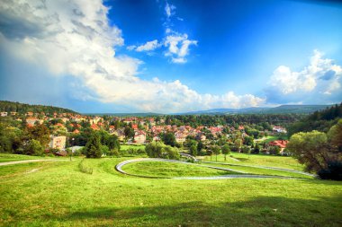 Polanica Zdroj, Polonya - 26 Ağustos 2019: Polanica Zdroj, polonya'nın güneyinde modern donanımlı sağlık tesisleri ve hastalar ve turistler için geliştirilmiş bir yerleşim altyapısı ile bir kaplıca kasabasıdır.