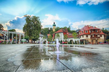 Polanica Zdroj, Polonya - 26 Ağustos 2019: Polanica Zdroj, polonya'nın güneyinde modern donanımlı sağlık tesisleri ve hastalar ve turistler için geliştirilmiş bir yerleşim altyapısı ile bir kaplıca kasabasıdır.