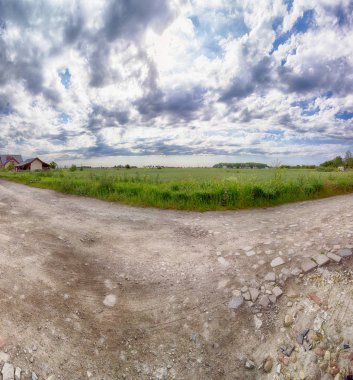 Wroclaw, Polonya yakınlarındaki Mayıs son günlerinde, renkli alanlar arasında boş, yerel yol.