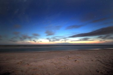 Baltık Denizi kıyısında Slowinski Milli Parkı, Leba yakın, Polonya. Gece manzarası, ay yükseldikten hemen sonra yıldızlı gökyüzü. Güzel kumlu plajları ve kıyı manzara.