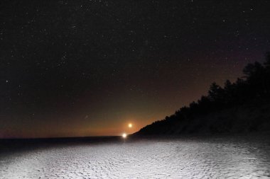 Baltık Denizi kıyısında Slowinski Milli Parkı, Leba yakın, Polonya. Gece manzarası, ay yükseldikten hemen sonra yıldızlı gökyüzü. Güzel kumlu plajları ve kıyı manzara.