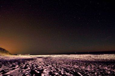 Baltık Denizi kıyısında Slowinski Milli Parkı, Leba yakın, Polonya. Gece manzarası, ay yükseldikten hemen sonra yıldızlı gökyüzü. Güzel kumlu plajları ve kıyı manzara.