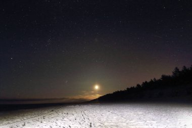 Baltık Denizi kıyısında Slowinski Milli Parkı, Leba yakın, Polonya. Gece manzarası, ay yükseldikten hemen sonra yıldızlı gökyüzü. Güzel kumlu plajları ve kıyı manzara.