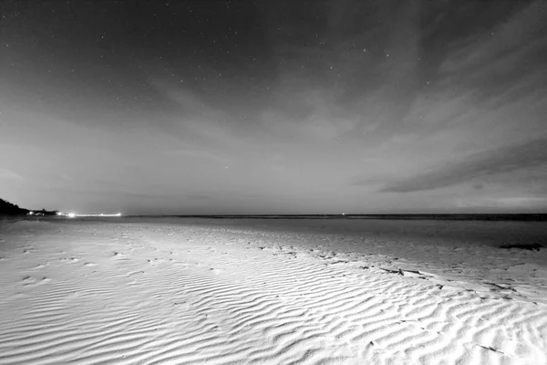バルト海沿岸のスロインスキー国立公園 ポーランドの近く 月の昇天直後の星空 美しい砂浜と海岸の風景 — ストック写真