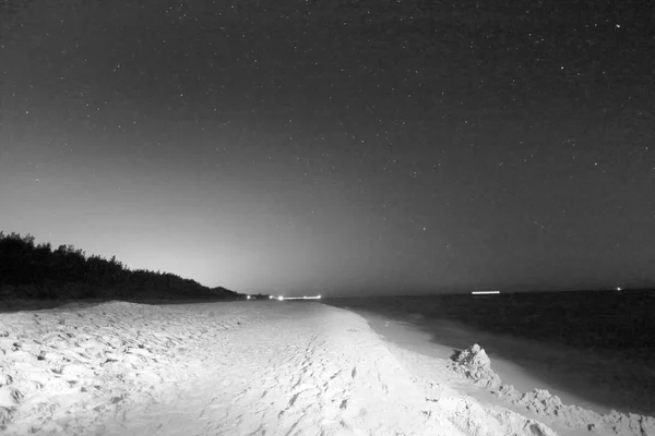 バルト海沿岸のスロインスキー国立公園 ポーランドの近く 月の昇天直後の星空 美しい砂浜と海岸の風景 — ストック写真