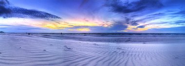 Baltık Denizi ve Leba, Polonya yakınlarındaki Slowinski Milli Parkı sahilde güzel gün batımı. Vahşi, el değmemiş doğa.