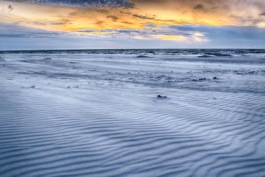 Baltık Denizi ve Leba, Polonya yakınlarındaki Slowinski Milli Parkı sahilde güzel gün batımı. Vahşi, el değmemiş doğa.