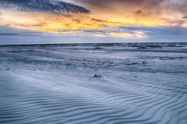 Baltık Denizi ve Leba, Polonya yakınlarındaki Slowinski Milli Parkı sahilde güzel gün batımı. Vahşi, el değmemiş doğa.