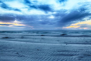 Baltık Denizi ve Leba, Polonya yakınlarındaki Slowinski Milli Parkı sahilde güzel gün batımı. Vahşi, el değmemiş doğa.