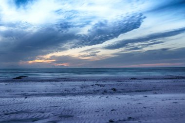 Baltık Denizi ve Leba, Polonya yakınlarındaki Slowinski Milli Parkı sahilde güzel gün batımı. Vahşi, el değmemiş doğa.