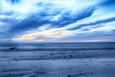 Baltık Denizi ve Leba, Polonya yakınlarındaki Slowinski Milli Parkı sahilde güzel gün batımı. Vahşi, el değmemiş doğa.