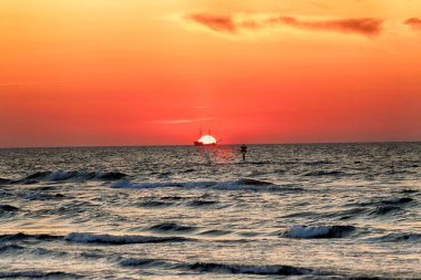 Baltık Denizi ve Leba, Polonya yakınlarındaki Slowinski Milli Parkı sahilde güzel gün batımı. Vahşi, el değmemiş doğa.