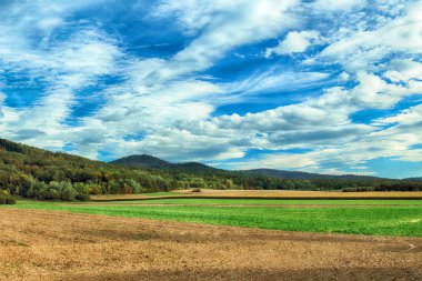 Polonya, Wroclaw yakınlarındaki Slezanski Peyzaj Parkı. Eylül 'ün son günlerinde dağlarda güneşli bir gün.