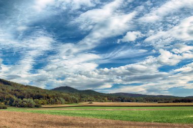 Polonya, Wroclaw yakınlarındaki Slezanski Peyzaj Parkı. Eylül 'ün son günlerinde dağlarda güneşli bir gün.