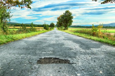 Tehlikeli yol delik.