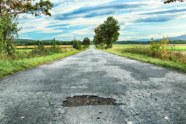 Tehlikeli yol delik.