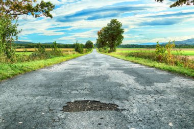 Tehlikeli yol delik.