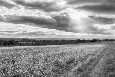 Polonya, Wroclaw yakınlarındaki Slezanski Peyzaj Parkı. Güzel fırtına bulutları ve güneş ışınları. Eylül ayının son günlerinde Sudetes dağlarının manzarası.
