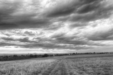 Polonya, Wroclaw yakınlarındaki Slezanski Peyzaj Parkı. Güzel fırtına bulutları ve güneş ışınları. Eylül ayının son günlerinde Sudetes dağlarının manzarası.