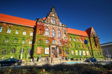 Wroclaw, Polonya - 06 Ekim 2019: Wroclaw Old Town. Wroclaw 'daki Ulusal Müze, mimar Karl Friedrich Endell tarafından tasarlanan ve 1883 - 1886 yılları arasında dikilen binayı işgal etmektedir..