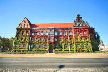 Wroclaw, Polonya - 06 Ekim 2019: Wroclaw Old Town. Wroclaw 'daki Ulusal Müze, mimar Karl Friedrich Endell tarafından tasarlanan ve 1883 - 1886 yılları arasında dikilen binayı işgal etmektedir..