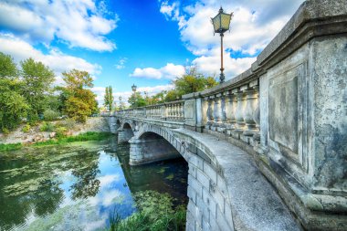 Wroclaw, Polonya - 06 Ekim 2019: Wroclaw Old Town. Olawski Köprüsü, Polonya 'nın Wroclaw kentinde Olawa Nehri üzerinde bir yol köprüsü. 18821883 yılında inşa edilmiş ve Alexander Kaumann tarafından tasarlanmıştır.