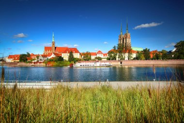 Wroclaw, Polonya - 06 Ekim 2019: Wroclaw Old Town. Katedral Adası (Ostrow Tumski) şehrin en eski parçasıdır. Odra Nehri ve güneşli bir günde tarihi binalar.