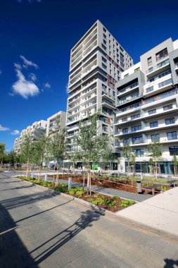 Wroclaw, Polonya - Ekim 06, 2019: Wroclaw, Polonya 'daki Walonska Caddesi' ndeki Melek Nehri. Mimar: Mackow Pracownia Projektowa. En yüksek bina 17 kat ve 55 metredir..