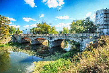 Wroclaw, Polonya - 06 Ekim 2019: Wroclaw Old Town. Olawski Köprüsü, Polonya 'nın Wroclaw kentinde Olawa Nehri üzerinde bir yol köprüsü. 18821883 yılında inşa edilmiş ve Alexander Kaumann tarafından tasarlanmıştır.