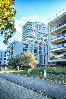 Wroclaw, Polonya - Ekim 06, 2019: Wroclaw, Polonya 'daki Walonska Caddesi' ndeki Melek Nehri. Mimar: Mackow Pracownia Projektowa. En yüksek bina 17 kat ve 55 metredir..