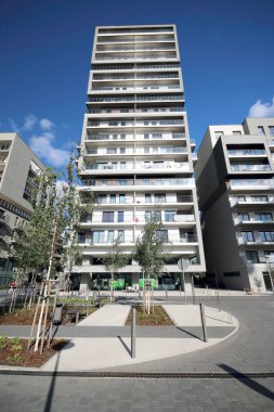 Wroclaw, Polonya - Ekim 06, 2019: Wroclaw, Polonya 'daki Walonska Caddesi' ndeki Melek Nehri. Mimar: Mackow Pracownia Projektowa. En yüksek bina 17 kat ve 55 metredir..