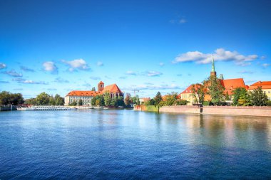 Wroclaw, Polonya - 06 Ekim 2019: Wroclaw Old Town. Katedral Adası (Ostrow Tumski) şehrin en eski parçasıdır. Odra Nehri ve güneşli bir günde tarihi binalar.