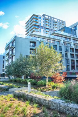 Wroclaw, Polonya - Ekim 06, 2019: Wroclaw, Polonya 'daki Walonska Caddesi' ndeki Melek Nehri. Mimar: Mackow Pracownia Projektowa. En yüksek bina 17 kat ve 55 metredir..