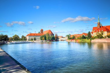 Wroclaw, Polonya - 06 Ekim 2019: Wroclaw Old Town. Katedral Adası (Ostrow Tumski) şehrin en eski parçasıdır. Odra Nehri ve güneşli bir günde tarihi binalar.