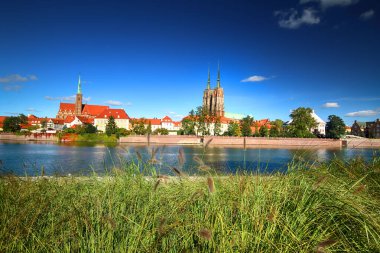 Wroclaw, Polonya - 06 Ekim 2019: Wroclaw Old Town. Katedral Adası (Ostrow Tumski) şehrin en eski parçasıdır. Odra Nehri ve güneşli bir günde tarihi binalar.
