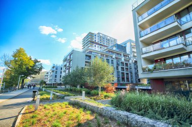 Wroclaw, Polonya - Ekim 06, 2019: Wroclaw, Polonya 'daki Walonska Caddesi' ndeki Melek Nehri. Mimar: Mackow Pracownia Projektowa. En yüksek bina 17 kat ve 55 metredir..