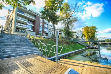 Wroclaw, Polonya - Ekim 06, 2019: Wroclaw, Polonya 'daki Walonska Caddesi' ndeki Melek Nehri. Mimar: Mackow Pracownia Projektowa. En yüksek bina 17 kat ve 55 metredir..