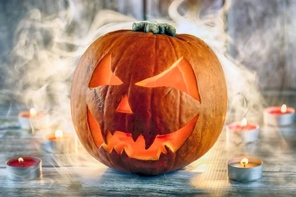 Κολοκύθα Halloween Καπνό Και Κεριά Ξύλινο Φόντο Φωτογραφία Στούντιο — Φωτογραφία Αρχείου