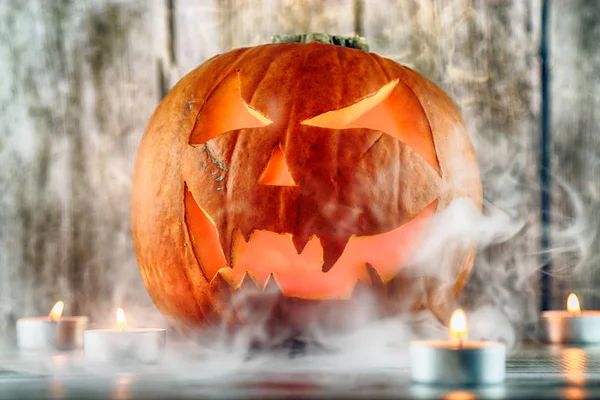 Κολοκύθα Halloween Καπνό Και Κεριά Ξύλινο Φόντο — Φωτογραφία Αρχείου