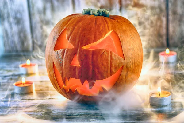 Κολοκύθα Halloween Καπνό Και Κεριά Ξύλινο Φόντο — Φωτογραφία Αρχείου