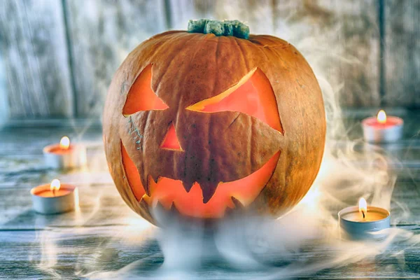 Κολοκύθα Halloween Καπνό Και Κεριά Ξύλινο Φόντο — Φωτογραφία Αρχείου