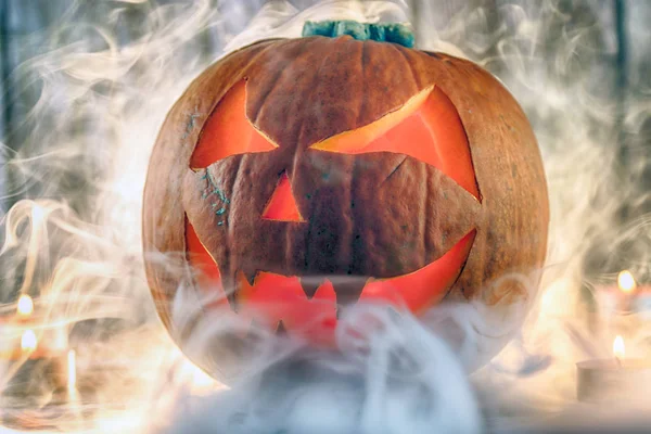 Abóbora Halloween Com Fumaça Velas Fundo Madeira — Fotografia de Stock