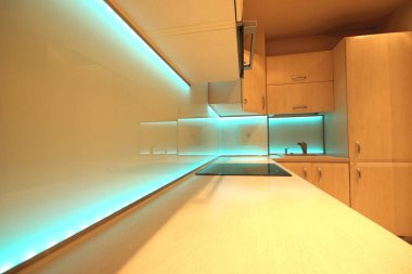 Modern lüks mutfak, özel yapım mobilyalar ve Led Rgb arka aydınlatma camı.