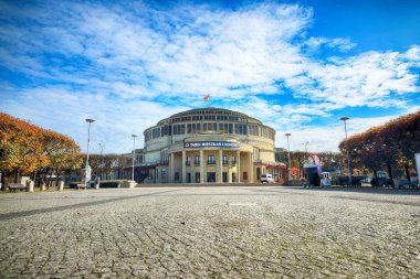 Wroclaw, Polonya - 18 Ekim 2019: Wroclaw 'daki Centennial Hall (Halk Salonu). 2006 yılında Unesco Dünya Mirasları Listesi 'ndeki Hall yazısında bu tesisin rütbesi vurgulanmıştır. Max Berg tarafından tasarlandı..
