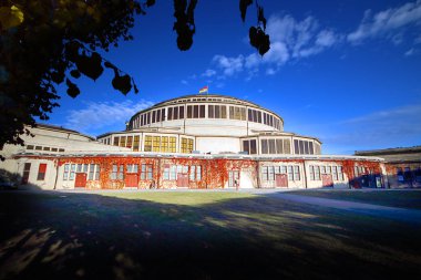 Wroclaw, Polonya - 18 Ekim 2019: Wroclaw 'daki Centennial Hall (Halk Salonu). 2006 yılında Unesco Dünya Mirasları Listesi 'ndeki Hall yazısında bu tesisin rütbesi vurgulanmıştır. Max Berg tarafından tasarlandı..