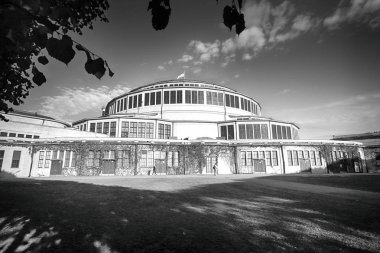 Wroclaw, Polonya - 18 Ekim 2019: Wroclaw 'daki Centennial Hall (Halk Salonu). 2006 yılında Unesco Dünya Mirasları Listesi 'ndeki Hall yazısında bu tesisin rütbesi vurgulanmıştır. Max Berg tarafından tasarlandı..