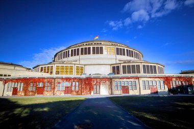 Wroclaw, Polonya - 18 Ekim 2019: Wroclaw 'daki Centennial Hall (Halk Salonu). 2006 yılında Unesco Dünya Mirasları Listesi 'ndeki Hall yazısında bu tesisin rütbesi vurgulanmıştır. Max Berg tarafından tasarlandı..