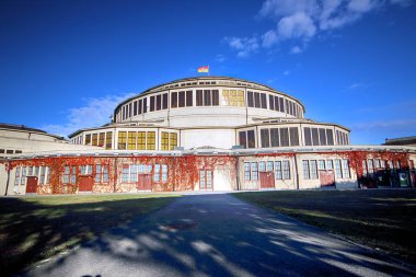 Wroclaw, Polonya - 18 Ekim 2019: Wroclaw 'daki Centennial Hall (Halk Salonu). 2006 yılında Unesco Dünya Mirasları Listesi 'ndeki Hall yazısında bu tesisin rütbesi vurgulanmıştır. Max Berg tarafından tasarlandı..
