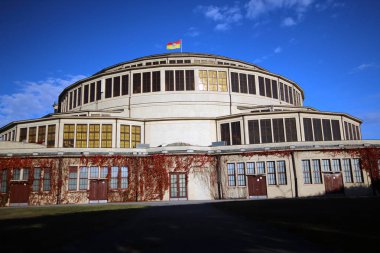 Wroclaw, Polonya - 18 Ekim 2019: Wroclaw 'daki Centennial Hall (Halk Salonu). 2006 yılında Unesco Dünya Mirasları Listesi 'ndeki Hall yazısında bu tesisin rütbesi vurgulanmıştır. Max Berg tarafından tasarlandı..